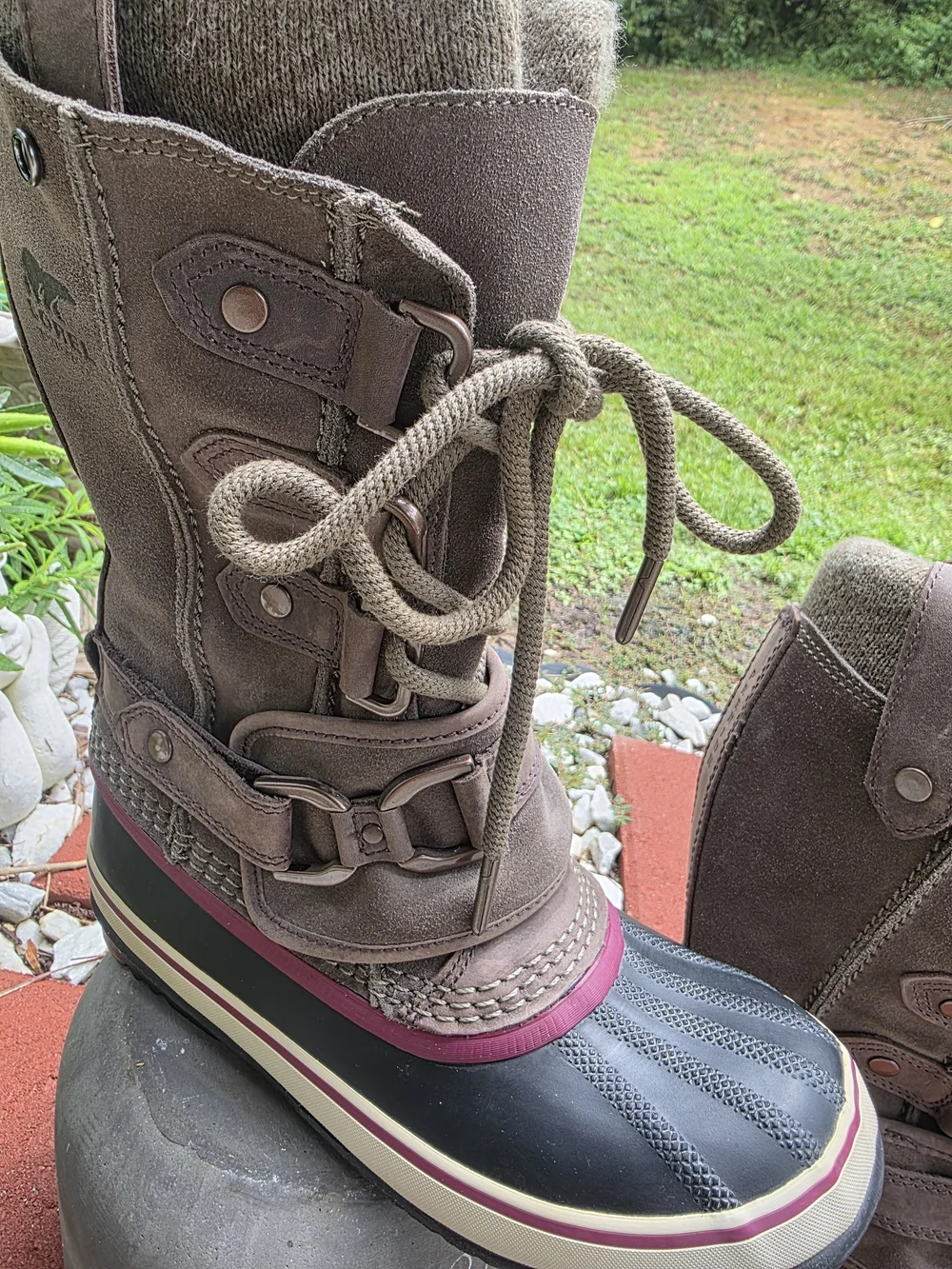 Sorel Women's Brown and Black Winter Duck Boots with Maroon Trim Size 6.5 Used.
